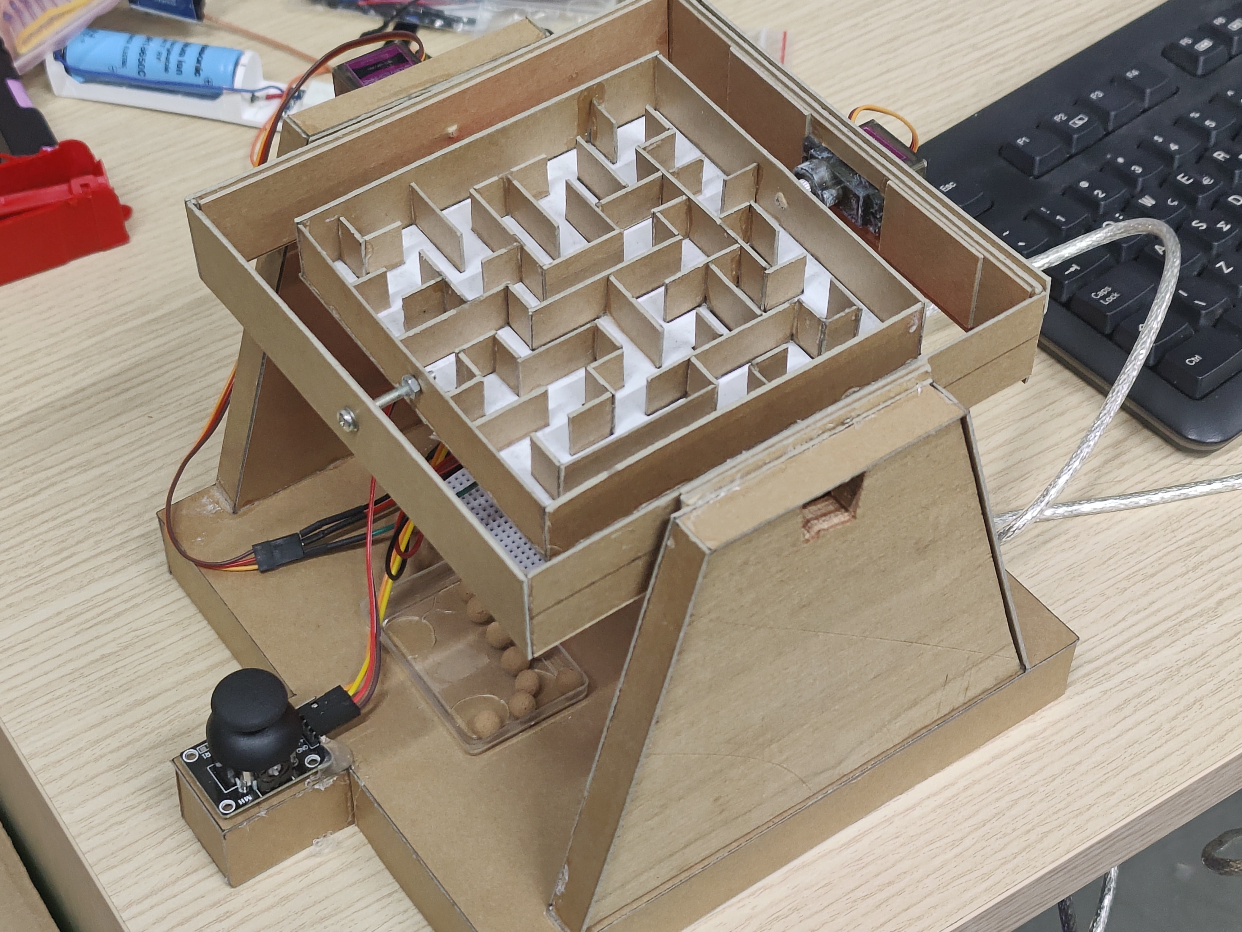 Κατασκευή λαβύρινθου με joystick και servo